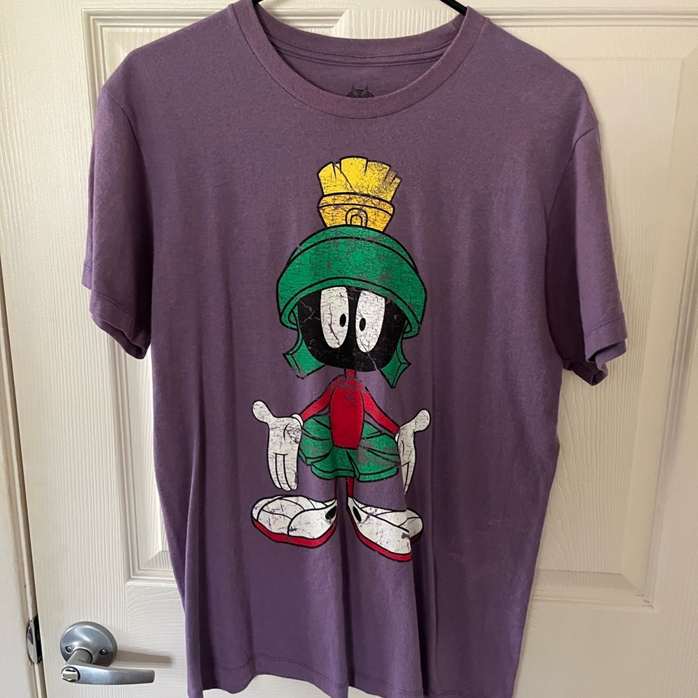 Warner Bros. Marvin the Martian Men  Purple T-Shirt pre owned Used.